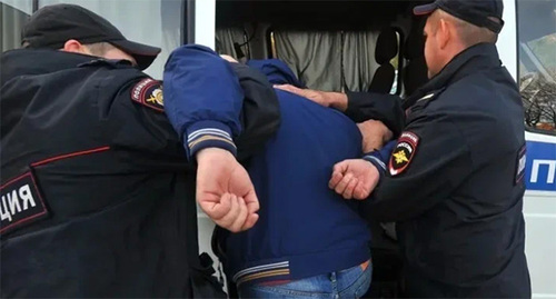 Сотрудники полиции во время задержания. Фото: https://avatars.dzeninfra.ru/get-ynews/5396788/de616e0f1770299b2cc59732cd2eb67a/796x448