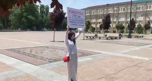 Обманутая дольщица во время пикета. Махачкала, 13 июня 2023 г. Скриншот видео https://www.kavkaz-uzel.eu/admin/articles/389598