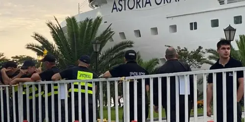 Сотрудники полиции возле корабля Astoria Grande в порту Батуми. Фото: https://sova.news/2023/07/31/lajner-astoria-grande-v-batumi-vstrechen-protestom/