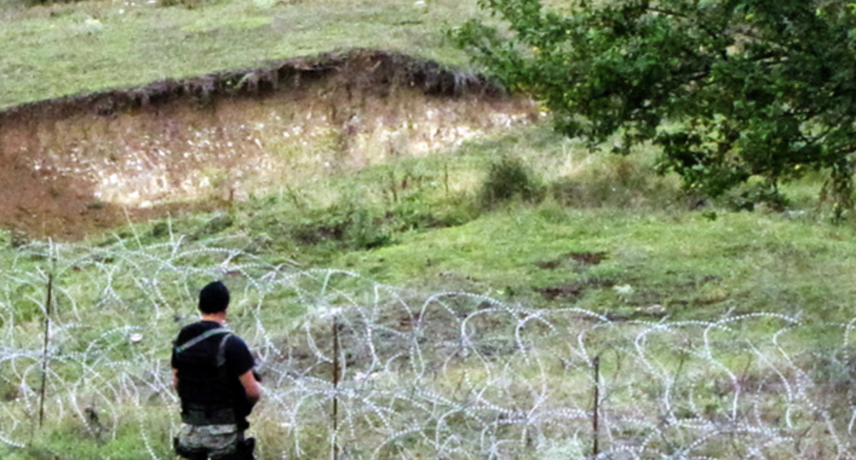 Линия разграничения с Южной Осетией в Грузии. Фото https://newcaucasus.com/politics/12203-zalozhniki-kolyuchey-provoloki.html