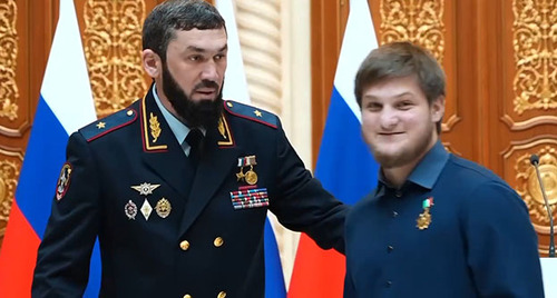 Магомед Даудов (слева) и Ахмат Кадыров. Скриншот видео https://t.me/MDaudov_95/1761