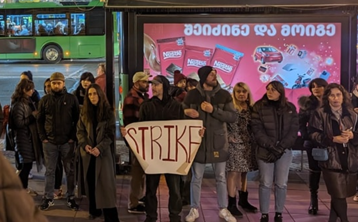 Участники акции протеста у театра оперы и балета в Тбилиси. Скриншот фото из Facebook (деятельность компании Meta, владеющей соцсетью, запрещена в России) "Мауцкебели" от 02.12.23, https://www.facebook.com/photo/?fbid=871090511683070&set=pcb.871090685016386