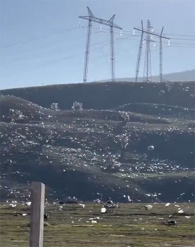 Местность, по которой ветер разнес мусор со свалки в селе Новый Параул. Кадр из видео https://www.instagram.com/p/C13qXvkMtSY/