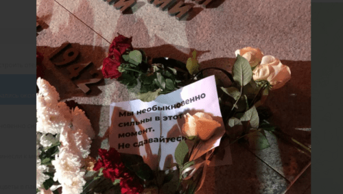 Цветы и листовка на мемориале жертвам фашизма в Краснодаре. Скриншот фото "Протокол.Краснодар" от 16.02.24, https://t.me/protokol_band/3894