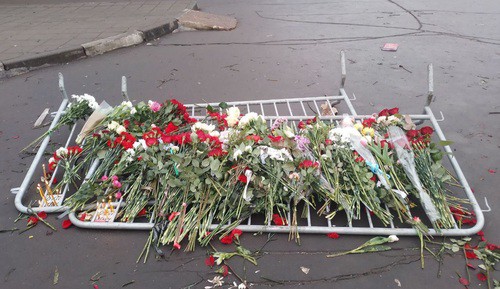 Импрвизированный мемориал Алексея Навального. Фото https://t.me/sotaproject/75789