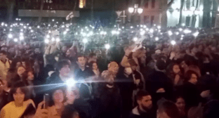 Участники акции протеста у парламента Грузии. Стоп-кадр видео RusNews от 15.04.23, https://t.me/rusnews/52983
