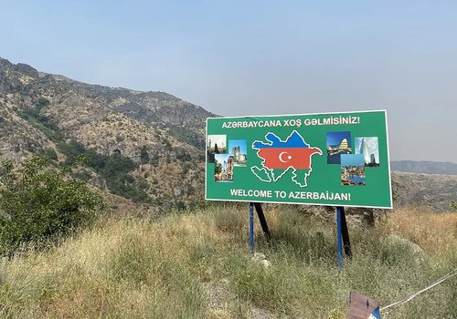 Знак обозначает границу между  Арменией и Азербайджаном. Фото: Джошуа Кучера https://russian.eurasianet.org/