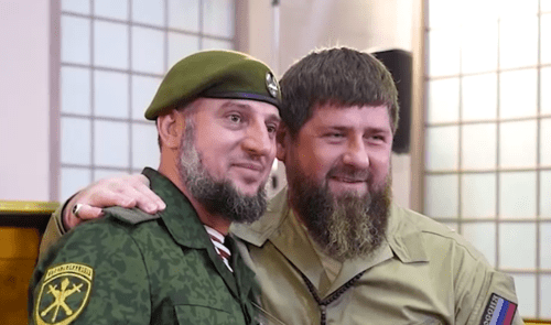 Апти Алаудинов (слева) и Рамзан Кадыров. Стоп-кадр видео из Telegram-канала Кадырова от 05.10.23, https://t.me/RKadyrov_95/3956