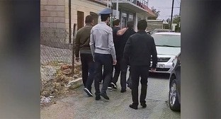 Силовики препровождают в полицейскую машину задержанных активистов в Эчмиадзине. Кадр из видео https://www.youtube.com/watch?v=fkhRHYSAfGU&t=5s