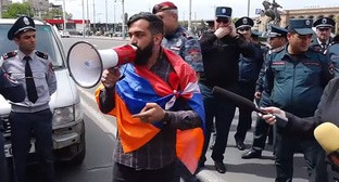 Акция протеста в Ереване против делимитации армяно-азербайджанской границы. Кадр из видео https://www.youtube.com/watch?v=lY8DPCzCZ1A&t=258s