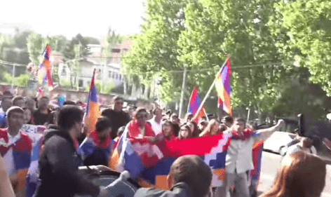 Участники шествия в Ереване. Стоп-кадр видео News.Am от 12.05.24, https://www.youtube.com/watch?v=IuEkV3mIYco