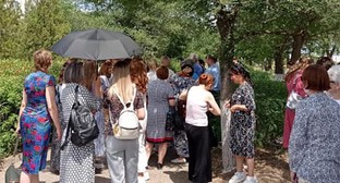 Люди пришли поддержать в суде Свидетельниц Иеговы* из Элисты. 5 июня 2024 г. Фото корреспондента "Кавказского узла"