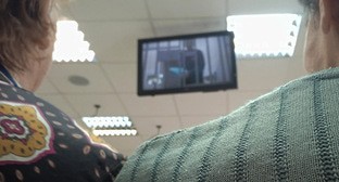 Группа поддержки смотрит транля видеосвязь в которой участвует Орлов. Москва, 7 июня 2024 г.