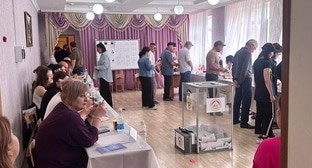 Люди на избирательном участке. Цхинвал, 9 июня 2024 года. Фото Анны Джиоевой для "Кавказского узла".