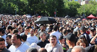 Участники акции возле здания правительства Армении. Ереван, 12 июня 2024 г. Фото Тиграна Петросяна для "Кавказского узла"