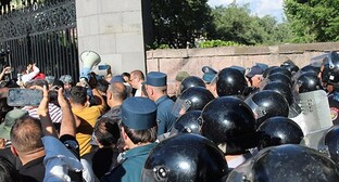 Столкновения с полицией участников акции. Ереван, 12 июня 2024 г. Фото Тиграна Петросяна для "Кавказского узла"