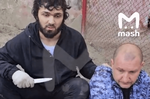 Один из участников захвата заложников (слева) и заложник. Стоп-кадр видео Mash от 16.06.24, https://t.me/mash/55085