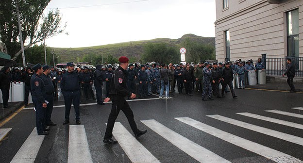 Сотрудники полиции во время акции протеста. Ереван, май 2024 г. Фото Тиграна Петросяна для "Кавказского узла"