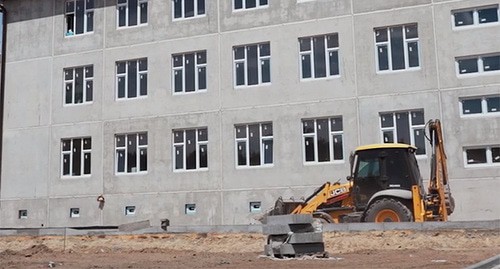 Строительство школы в Астрахани. Кадр из видео на странице губернатора Астраханской области в соцсети "ВКонтакте" – https://vk.com/wall547778820_99443