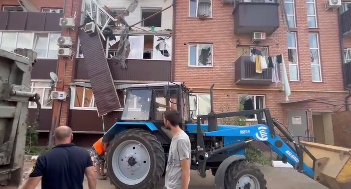 Дом, поврежденный в результате атаки беспилотника в Приморско-Ахтарске. Кадр видео из телеграм-канала оперштаба Кубани https://t.me/opershtab23/8169