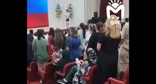 Участники выпускного мероприятия в школе Нальчика. Кадр видео из телеграм-канала Mash Gor https://t.me/mash_gor/5775