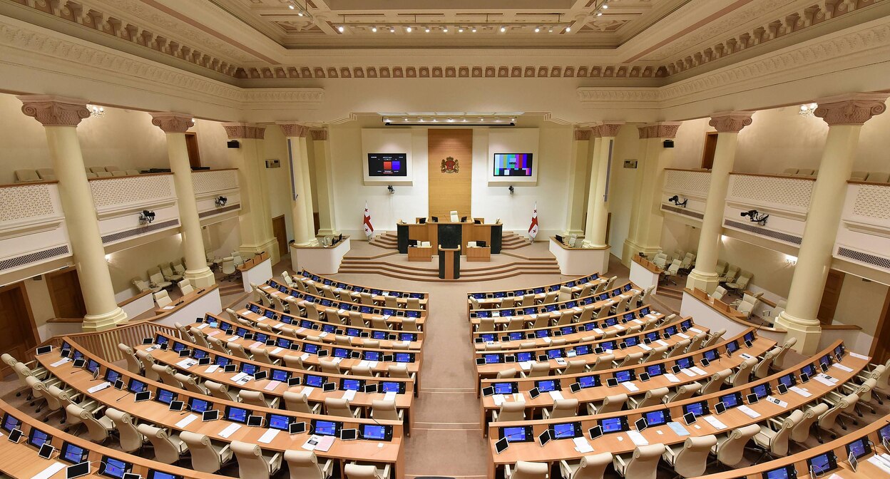 Парламент Грузии. Фото: https://www.interpressnews.ge https://ru.wikipedia.org/ 