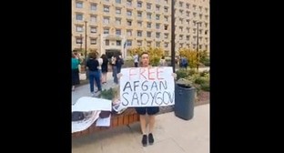 Участница акции протеста с плакатом "Свободу Афгану Садыгову". Тбилиси, 10 сентября 2024 года. Кадр видео YouTube-канала azel tv https://www.youtube.com/live/iXYLvpcAPyI