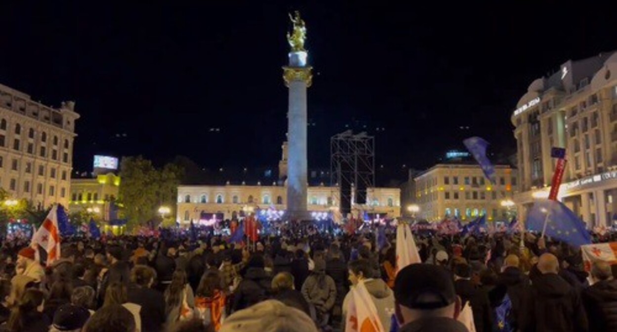 Митинг в центре Тбилиси. Кадр видео из телеграм-канала NEWSGEORGIA / "Новости – Грузия" https://t.me/NGnewsgeorgia/18941