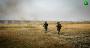 Военные идут по полю. Иллюстрация создана "Кавказским узлом" с помощью ИИ в программе Photoshop