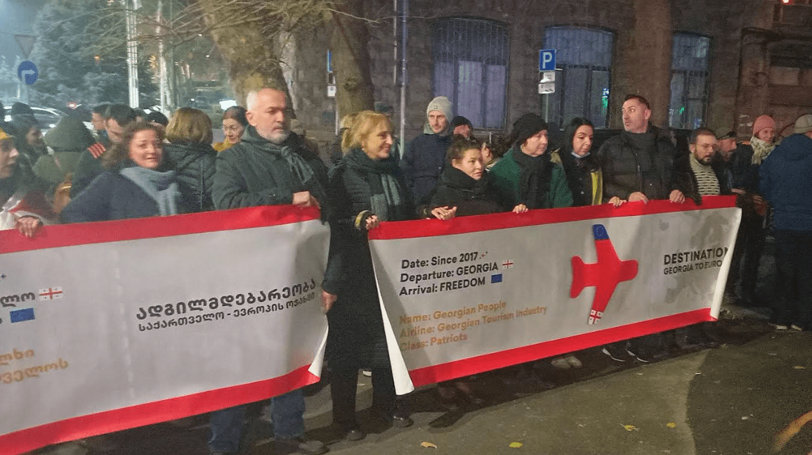 Акция протеста у администрации турбизнеса Грузии. Фото Беслана Кмузова от 06.12.23 для "Кавказского узла".