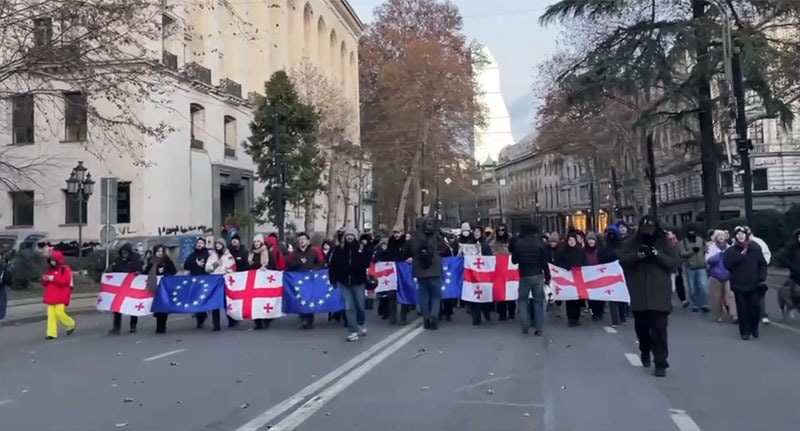 Протестующие в Тбилиси направляются к зданию парламента. Кадр из видео https://t.me/NGnewsgeorgia/21173