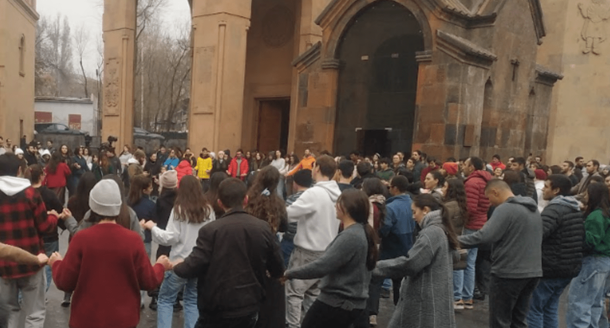 Верующие во дворе церкви Святой Анны в Ереване. Фото Армине Мартиросян для "Кавказского узла".