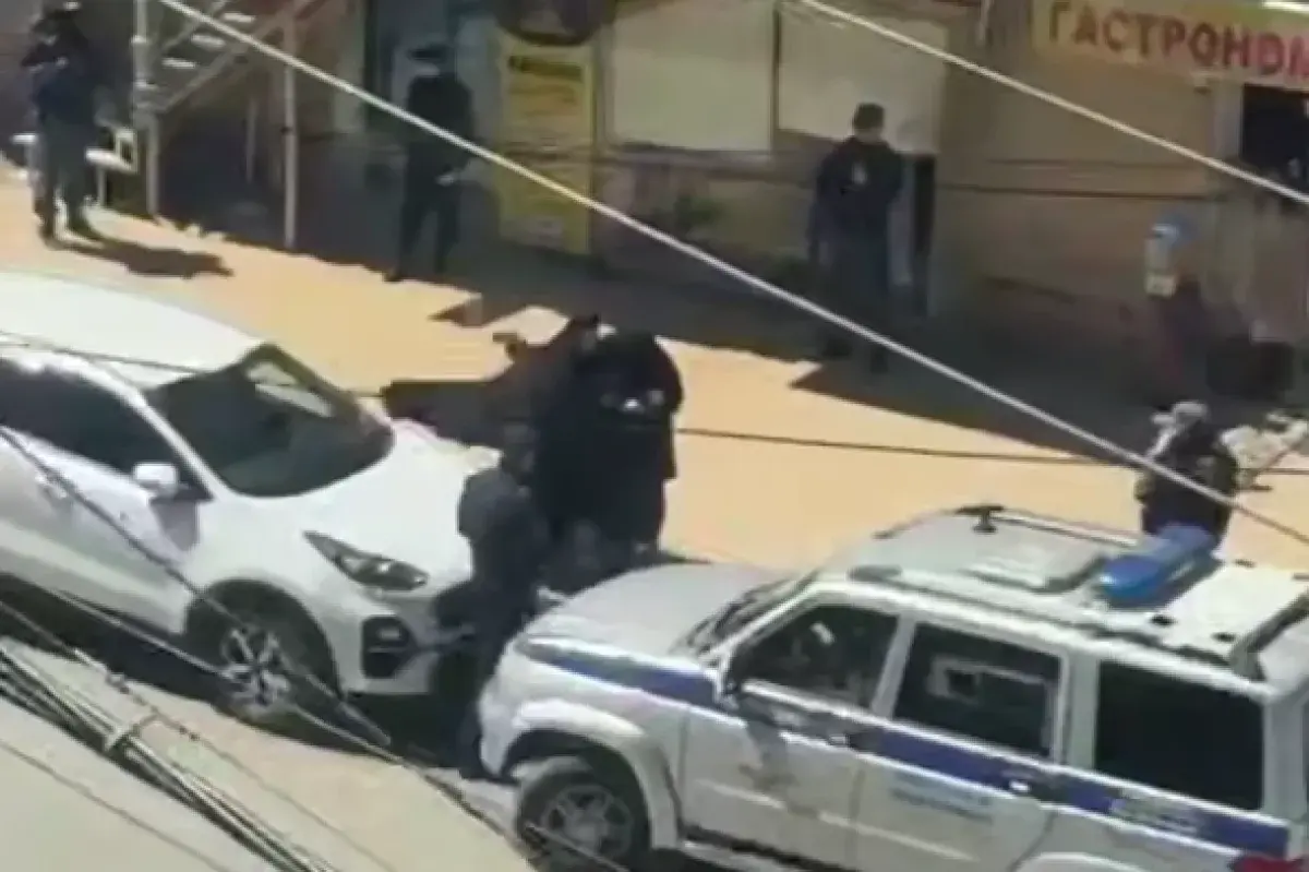 Силовик сажает мусульманку в машину. Стоп-кадр видео из Telegram-канала "Совесть Дагестана" от 20.04.25, https://t.me/sovestdagestana/38592 Силовик сажает мусульманку в машину. Стоп-кадр видео из Telegram-канала "Совесть Дагестана" от 20.04.25, https://t.me/sovestdagestana/38592