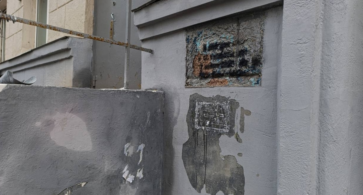 Стена дома Анны Политковской. 3 марта 2026 года. Фото: SOTAvision (включено в реестр иностранных агентов) https://t.me/sotavisionmedia/56718 Стена дома Анны Политковской. 3 марта 2026 года. Фото: SOTAvision (включено в реестр иностранных агентов) https://t.me/sotavisionmedia/56718