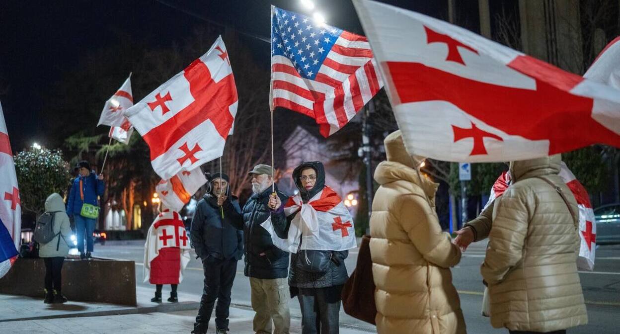 Протестующие на проспекте Руставели, 9 марта 2026 года. Фото: Фото Nino Kikvadze / Publika Протестующие на проспекте Руставели, 9 марта 2026 года. Фото: Фото Nino Kikvadze / Publika