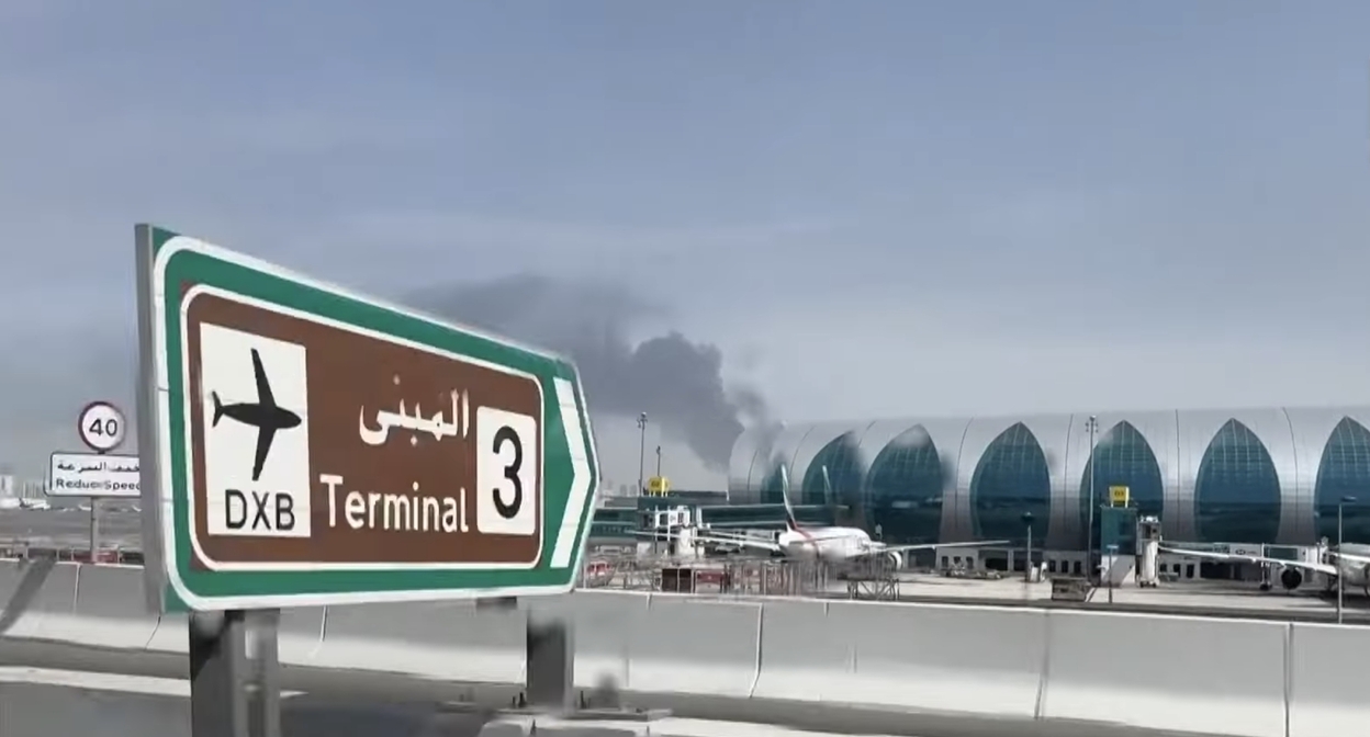 Удар иранского дрона близ аэропорта Дубая. Стоп-кадр видеосюжета MIRROR NOW / YouTube Удар иранского дрона близ аэропорта Дубая. Стоп-кадр видеосюжета MIRROR NOW / YouTube