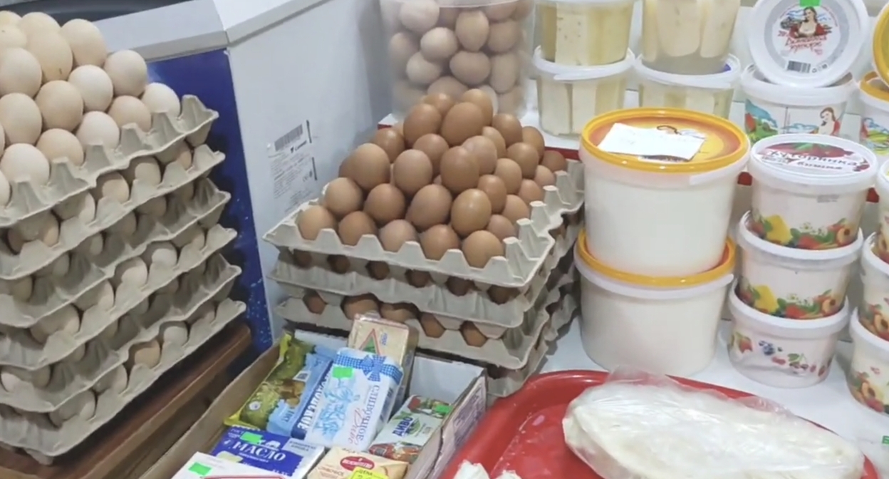 Продукты на Центральном рынке в Нальчике. Кадр видео
Путешественники из Поволжья / YouTube Продукты на Центральном рынке в Нальчике. Кадр видео
Путешественники из Поволжья / YouTube