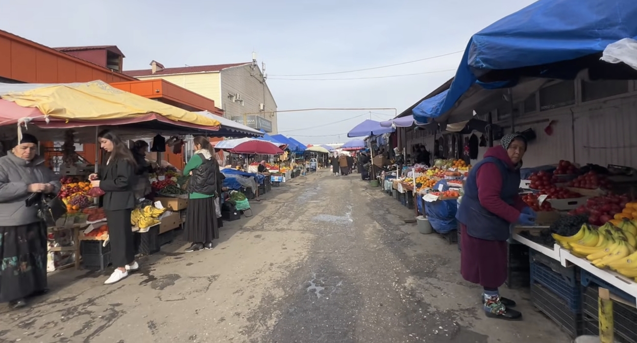 Продуктовые ряды на рынке в Грозном. Кадр видео City Path Explorers / YouTube Продуктовые ряды на рынке в Грозном. Кадр видео City Path Explorers / YouTube