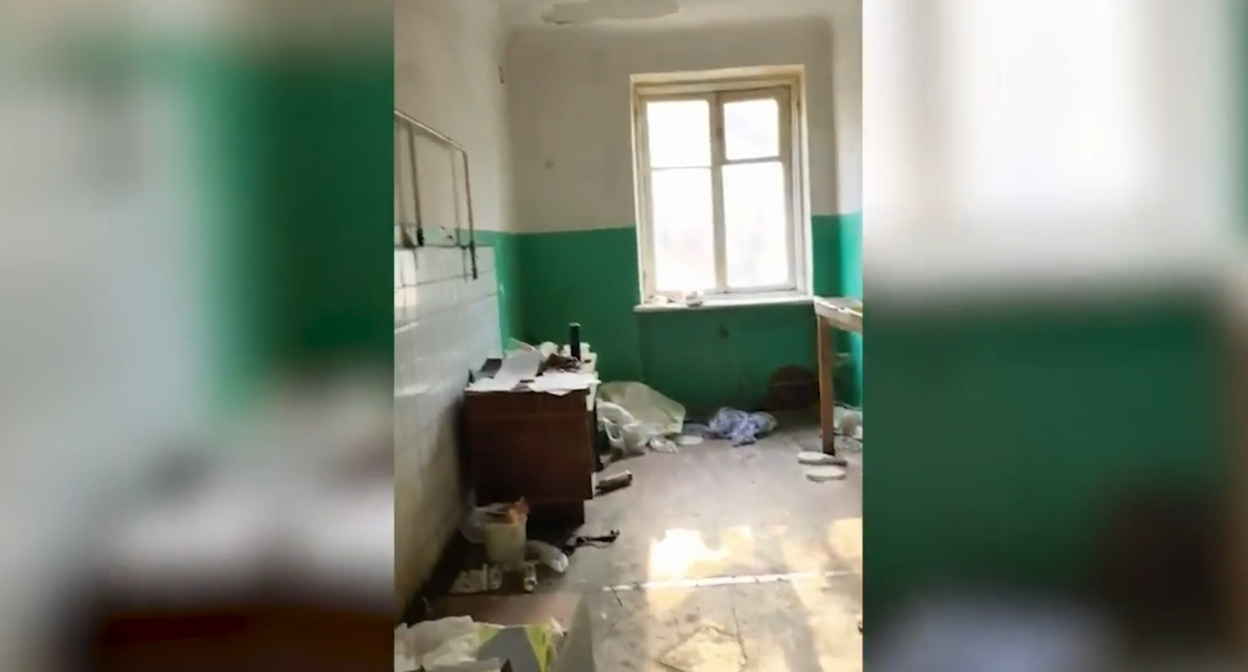 Общежитие в поселке Веселая балка. Кадр видео с сайта "ИА "Высота 102" https://v102.ru/news/155849.html Общежитие в поселке Веселая балка. Кадр видео с сайта "ИА "Высота 102" https://v102.ru/news/155849.html