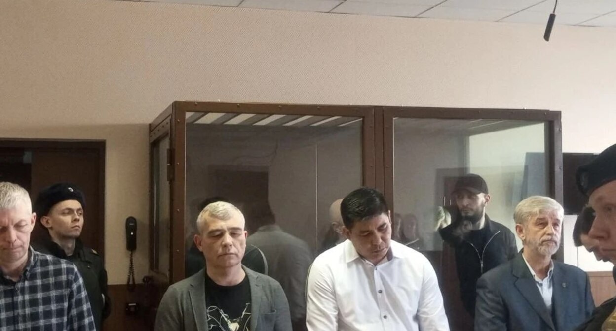 Участники перестрелки в зале суда. Скриншот видео https://news.tek.fm/news/478243 Участники перестрелки в зале суда. Скриншот видео https://news.tek.fm/news/478243