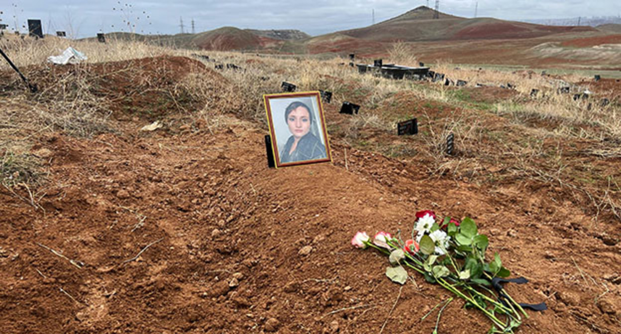 Айшат Баймурадова похоронена в Ереване. 27 марта 2026 г. Фото: https://t.me/svobodapodcast/1166 Айшат Баймурадова похоронена в Ереване. 27 марта 2026 г. Фото: https://t.me/svobodapodcast/1166