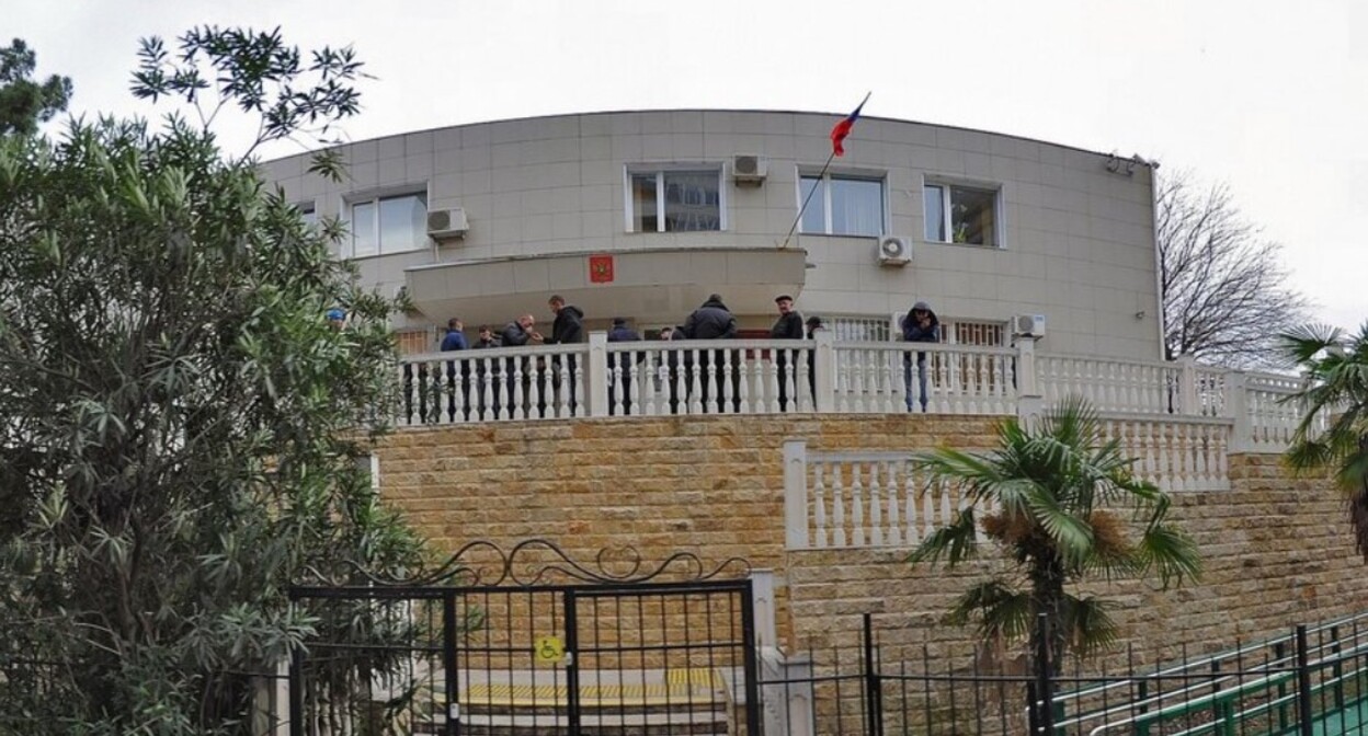 Адлерский районный суд. Фото: https://sudyrf.info/sochi/adlerskiy-rayonnyy-sud-g-sochi Адлерский районный суд. Фото: https://sudyrf.info/sochi/adlerskiy-rayonnyy-sud-g-sochi