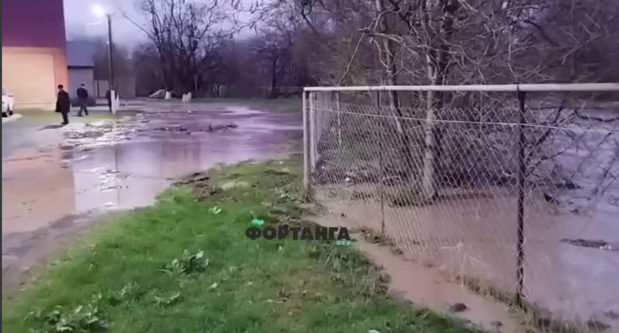 Стоп-кадр: "Жители Сунжи потребовали провести берегоукрепительные работы из-за дождей". Фото: "Фортанга" / Telegram-канал Стоп-кадр: "Жители Сунжи потребовали провести берегоукрепительные работы из-за дождей". Фото: "Фортанга" / Telegram-канал