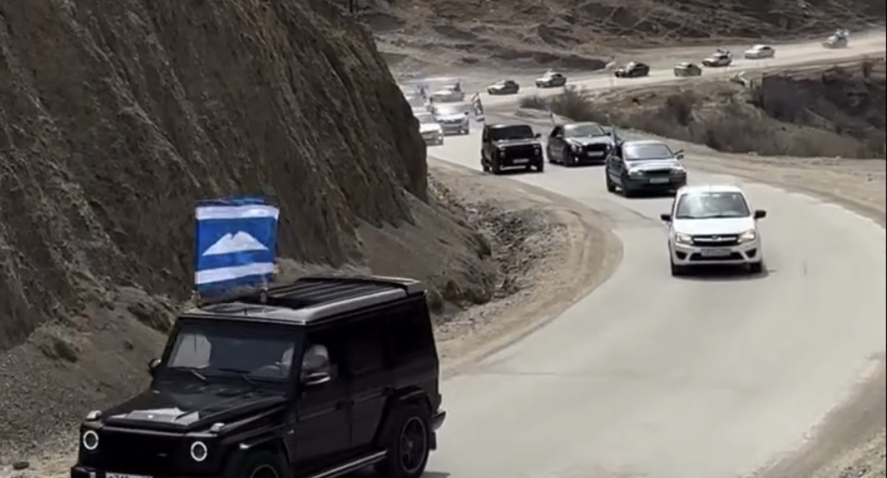 Автопробег в День возрождения балкарского народа. Кадр видео travel_kbr / Instagram* Автопробег в День возрождения балкарского народа. Кадр видео travel_kbr / Instagram*