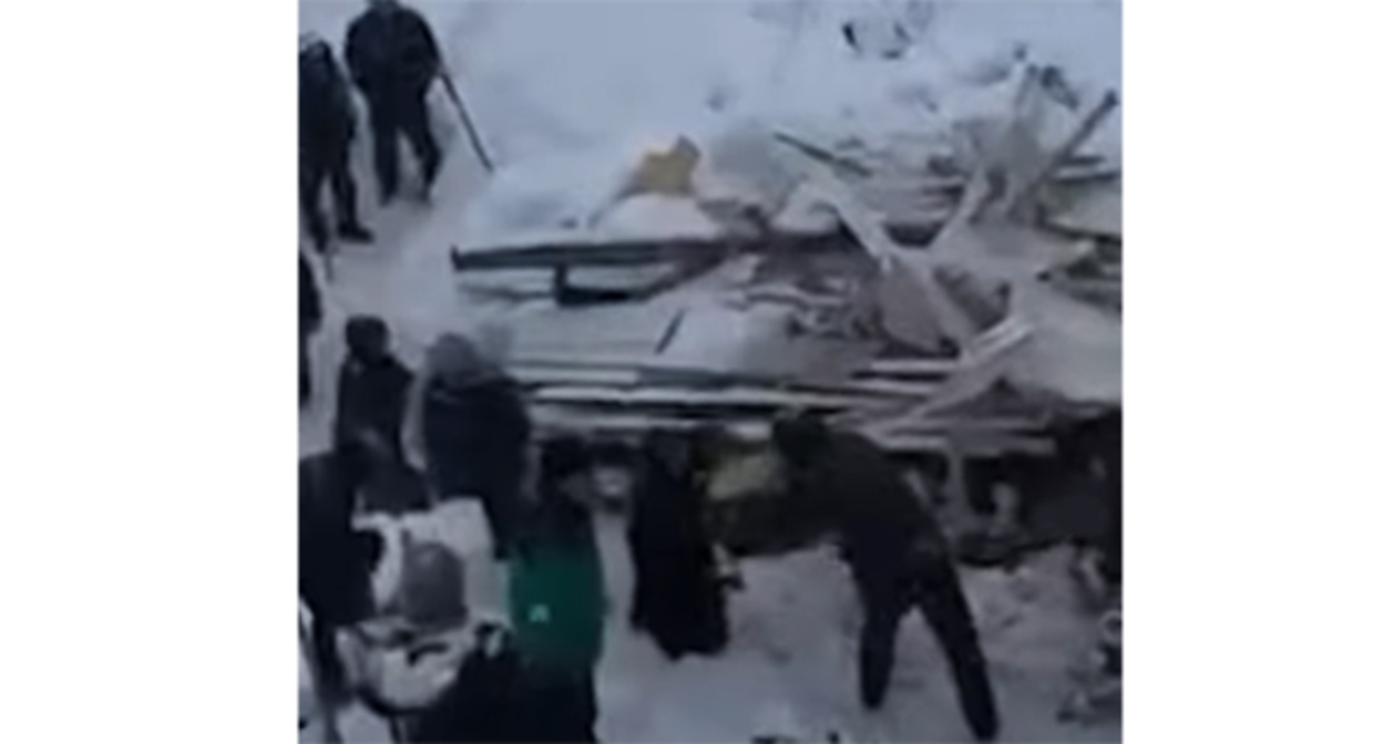 Снежная лавина накрыла дома в селе Шаитли. 12 апреля 2026 г. Скриншот видео https://www.instagram.com/p/DXD9CUXjQNp/ Instagram принадлежит компании Meta деятельность которой запрещена в России Снежная лавина накрыла дома в селе Шаитли. 12 апреля 2026 г. Скриншот видео https://www.instagram.com/p/DXD9CUXjQNp/ Instagram принадлежит компании Meta деятельность которой запрещена в России