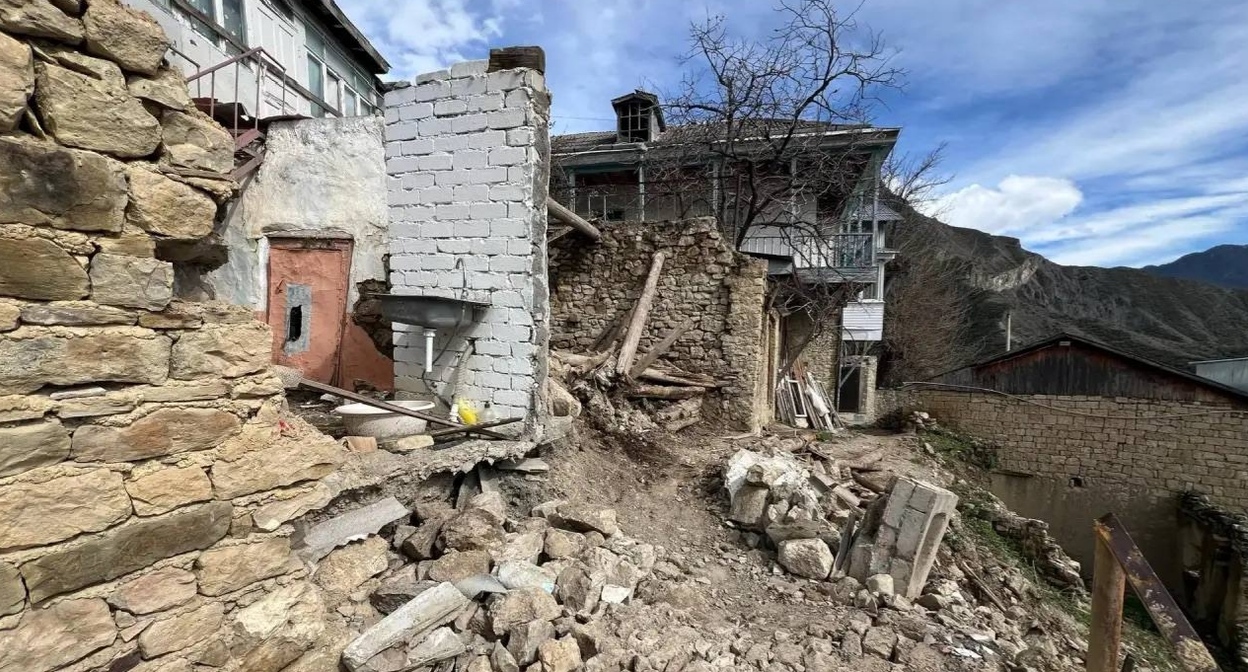 Разрушения в селе Аракани. Апрель 2026 года. Фото администрации Унцукульского района https://t.me/uncukulskyraion/14601 Разрушения в селе Аракани. Апрель 2026 года. Фото администрации Унцукульского района https://t.me/uncukulskyraion/14601