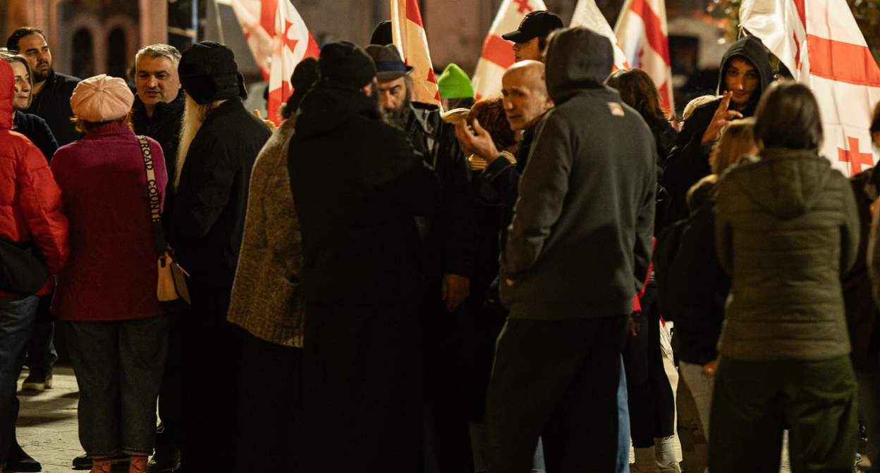 Кадр участников акции у парламента Грузии в 504-й день непрерывных протестов. Фото: Publika / Facebook Кадр участников акции у парламента Грузии в 504-й день непрерывных протестов. Фото: Publika / Facebook