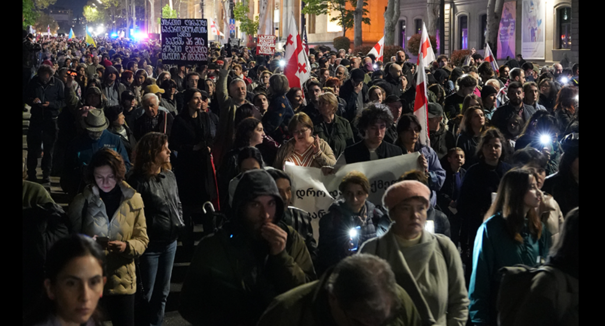 Протестный марш в Тбилиси. Скриншот фото "Мауцкебели" от 18.04.26, https://www.facebook.com/photo/?fbid=1622268069898640&set=pcb.1622282206563893 (деятельность компании Meta, владеющей соцсетью, запрещена в России). Протестный марш в Тбилиси. Скриншот фото "Мауцкебели" от 18.04.26, https://www.facebook.com/photo/?fbid=1622268069898640&set=pcb.1622282206563893 (деятельность компании Meta, владеющей соцсетью, запрещена в России).