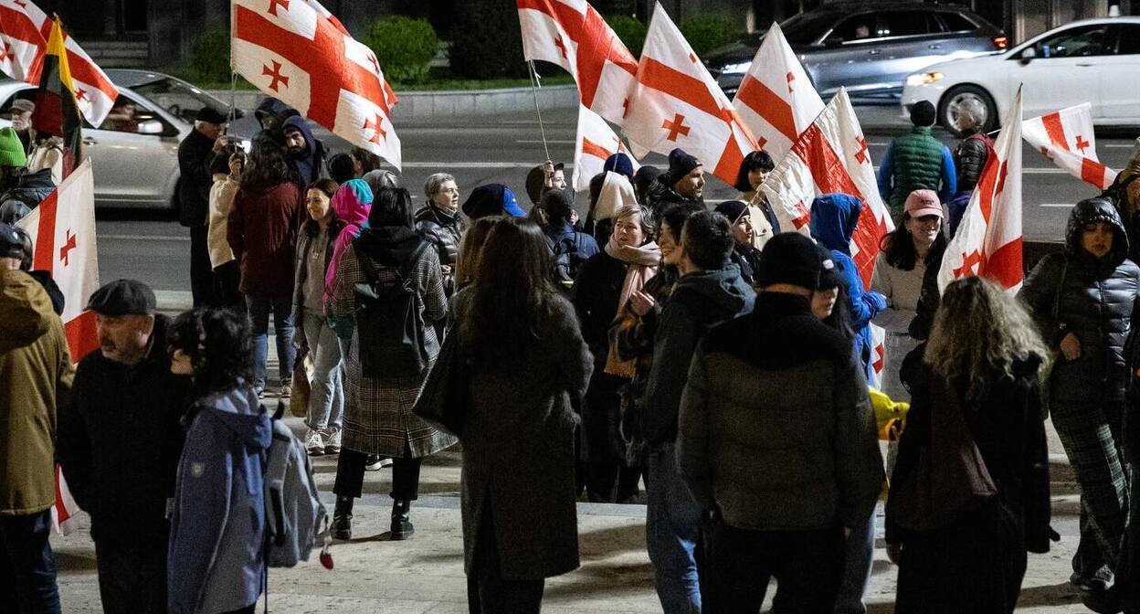 Протестующие на проспекте Руставели, 20 апреля 2026 года. Фото: Ketevan Khutsishvili / Netgazeti Протестующие на проспекте Руставели, 20 апреля 2026 года. Фото: Ketevan Khutsishvili / Netgazeti