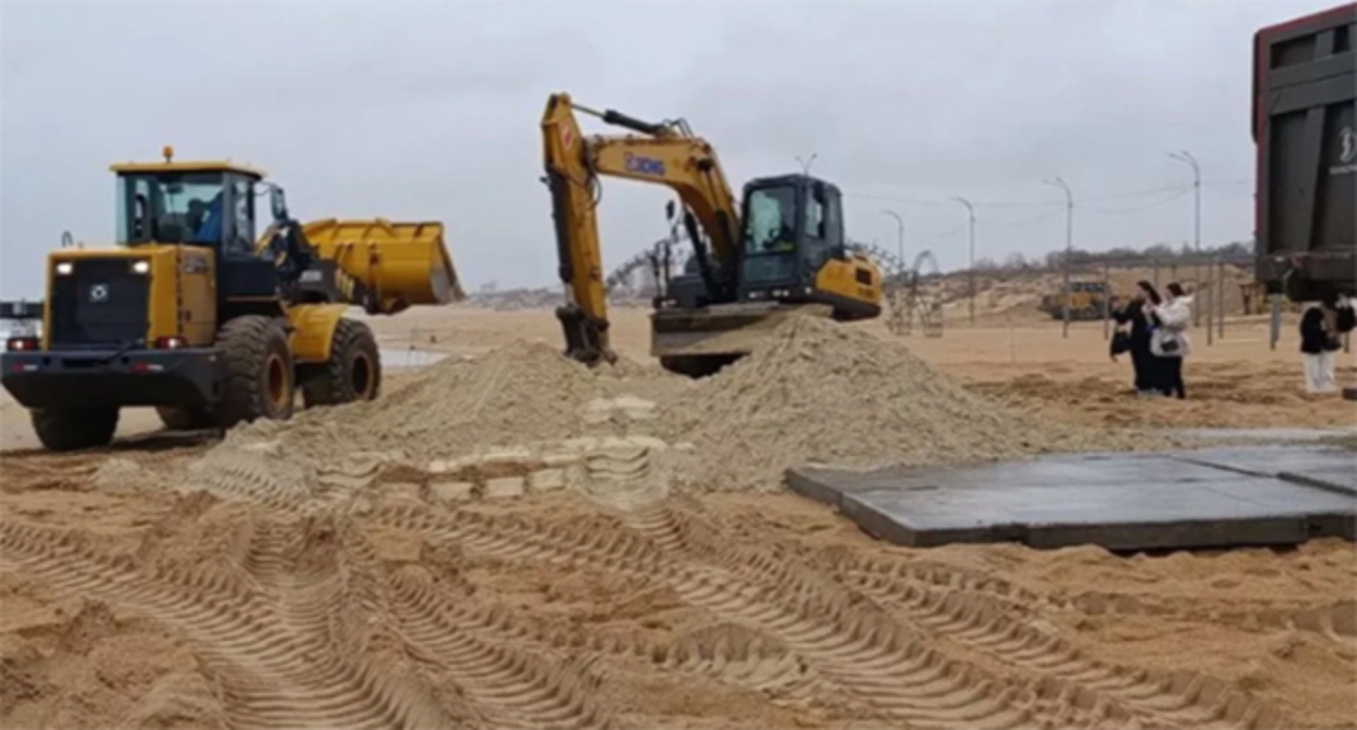 Засыпка пляжа песком. Скриншот https://www.instagram.com/p/DV3Qxu-jOEg/Instagram принадлежит компании Meta деятельность которой запрещена в России Засыпка пляжа песком. Скриншот https://www.instagram.com/p/DV3Qxu-jOEg/Instagram принадлежит компании Meta деятельность которой запрещена в России